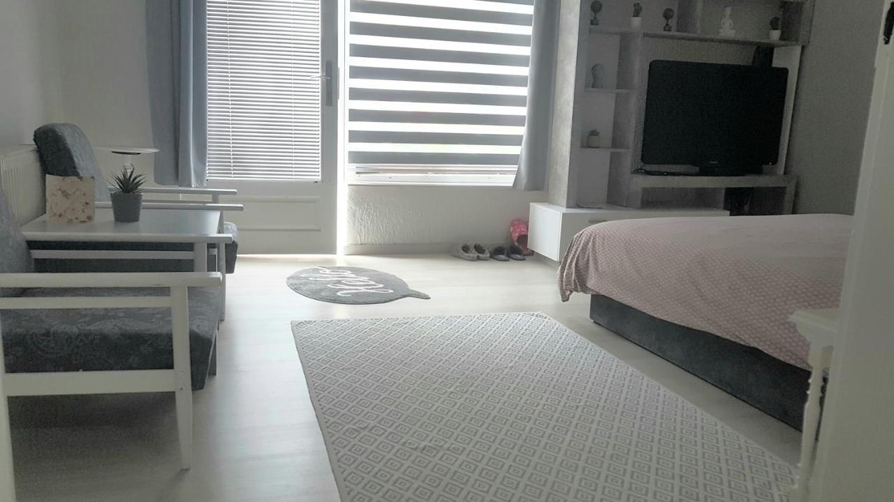 Bb Downtown Apartment บายินา บาชตา ภายนอก รูปภาพ